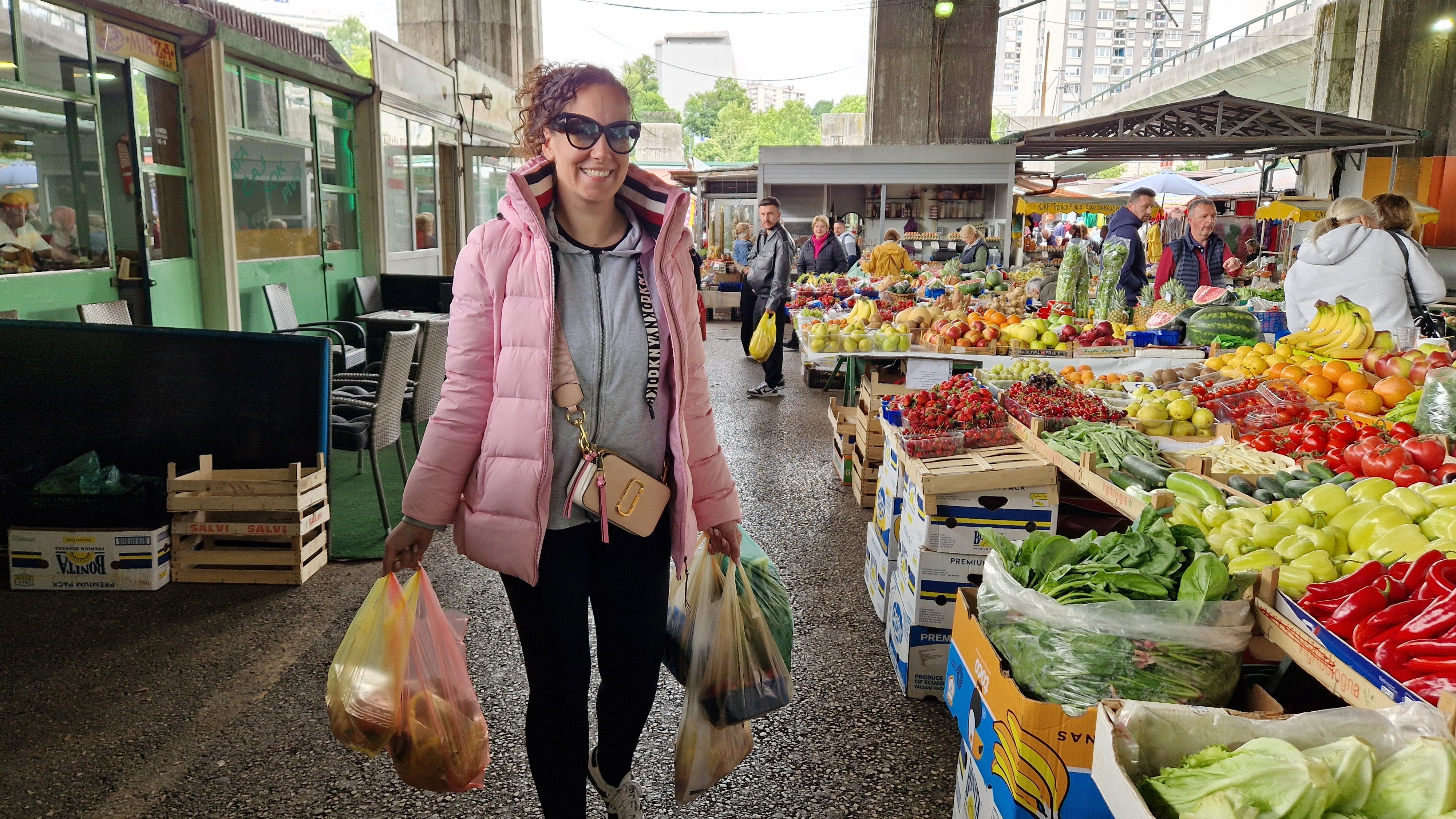 Maja Munda u lovu na krompir i komplimente: S poznatom voditeljicom na pijaci