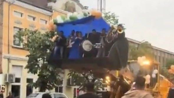 Pored neobičnog prevoznog sredstva, maturantkinju su dočekali trubači, a snimak je zabilježio i reakcije brojnih prolaznika koji nisu krili oduševljenje spektaklom na ulici