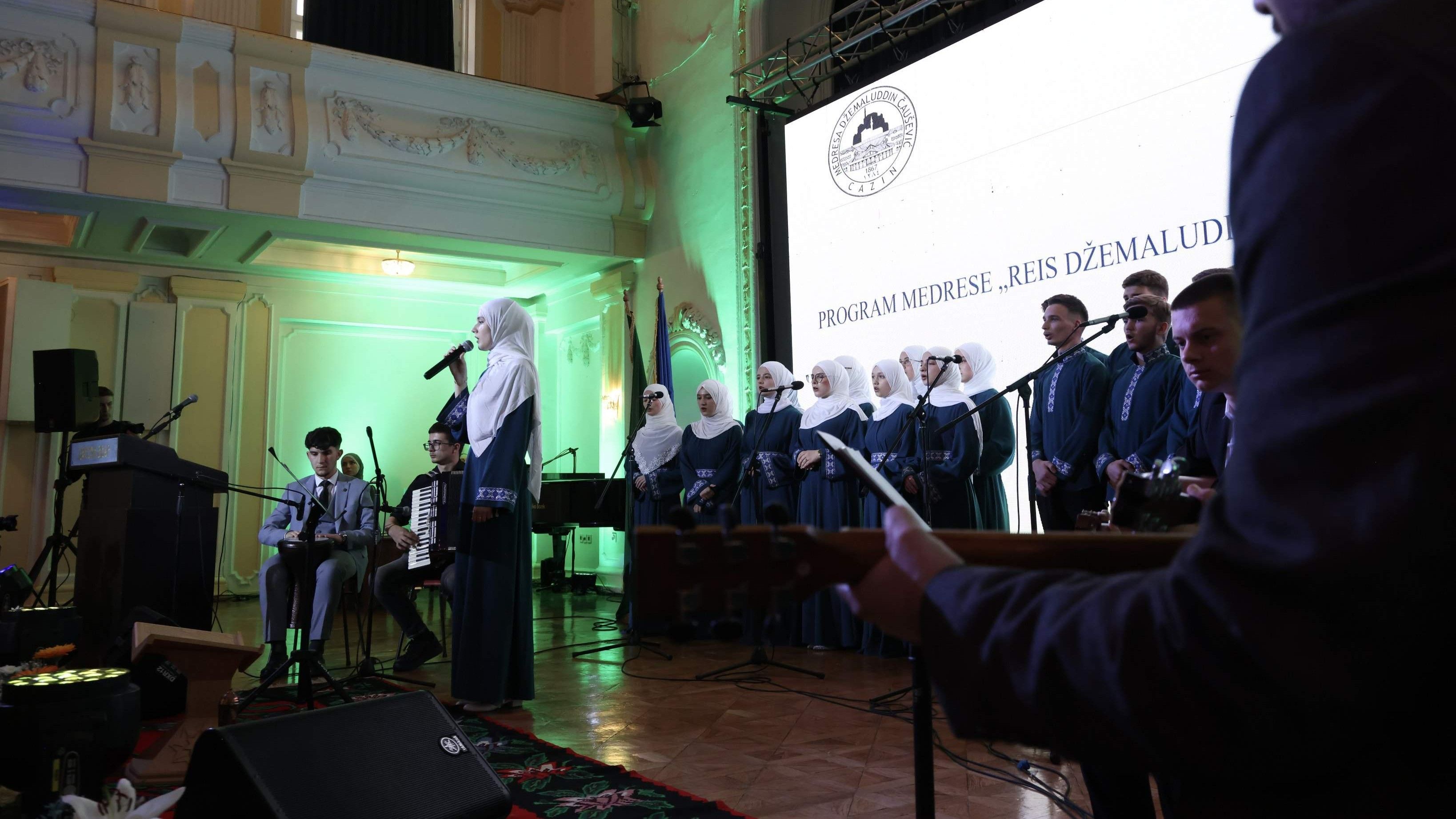 Musliman uvijek treba da se bori sa svojim slabostima, da se cijelog života trudi steći što više znanja i da u život unosi samo ono što je korisno – poručio je reisul-ulema