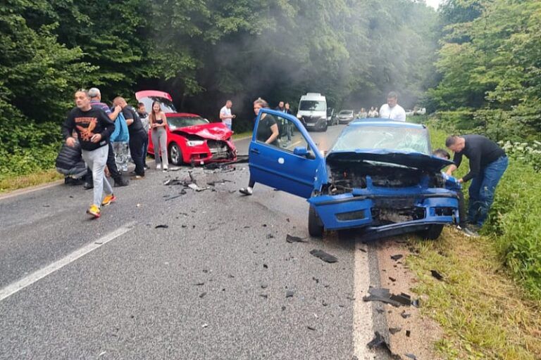 Šest lica povrijeđeno je u saobraćajnoj nesreći koja se dogodila u mjestu Zaklopača na magistralnom putu između Vlasenice i Milića.