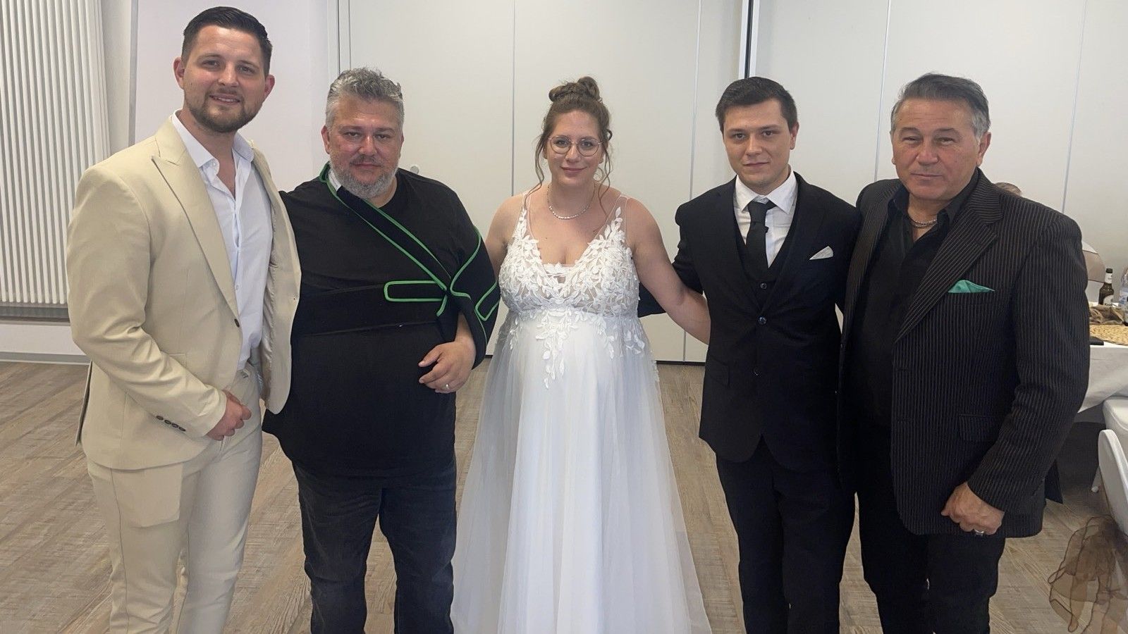 Kako Edin isto tako i njegova supruga Adelina nisu žalili novca, bakšiša za pjevače, muzičare, ali ništa manje za njima nije zaostajao i mladoženja Hajdin.