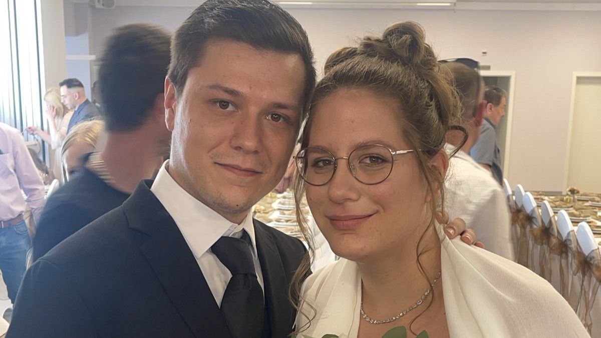 Kako Edin isto tako i njegova supruga Adelina nisu žalili novca, bakšiša za pjevače, muzičare, ali ništa manje za njima nije zaostajao i mladoženja Hajdin.