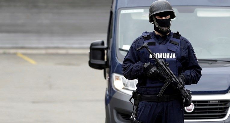 B. T. je odmah po hapšenju 13. marta ove godine, istog dana privremeno udaljen iz Ministarstva unutrašnjih poslova, kada mu je određen i pritvor.