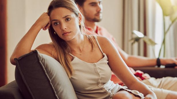 Ljubavne veze rijetko pucaju iznenada. Najčešće se radi o dugim nizovima neizgovorenih zamjerki, osjećaja nerazumijevanja i gubitka bliskosti