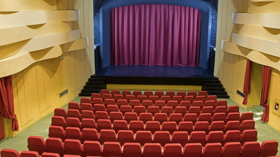Prve festivalske aktivnosti 'Majskog cvijeta' počele su 1975. godine i festival je djelovao sve do ratnih godina