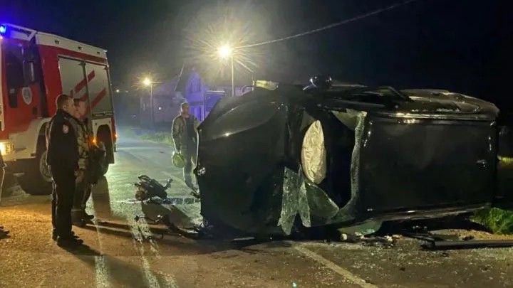 Nesreća u BiH: BMW sletio sa puta, dijelovi automobila rasuti po cesti, ima povrijeđenih
