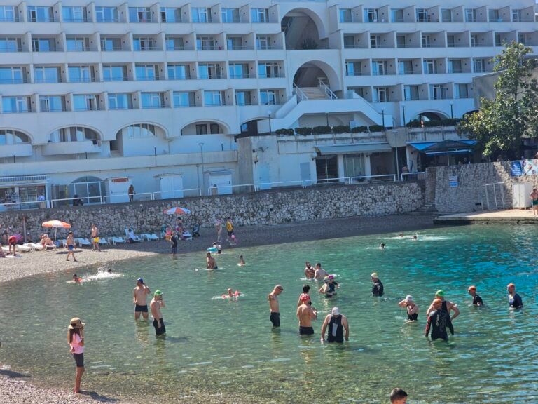 Polupansion u hotelu za četveročlanu porodicu u Neumu oko 500 KM po danu