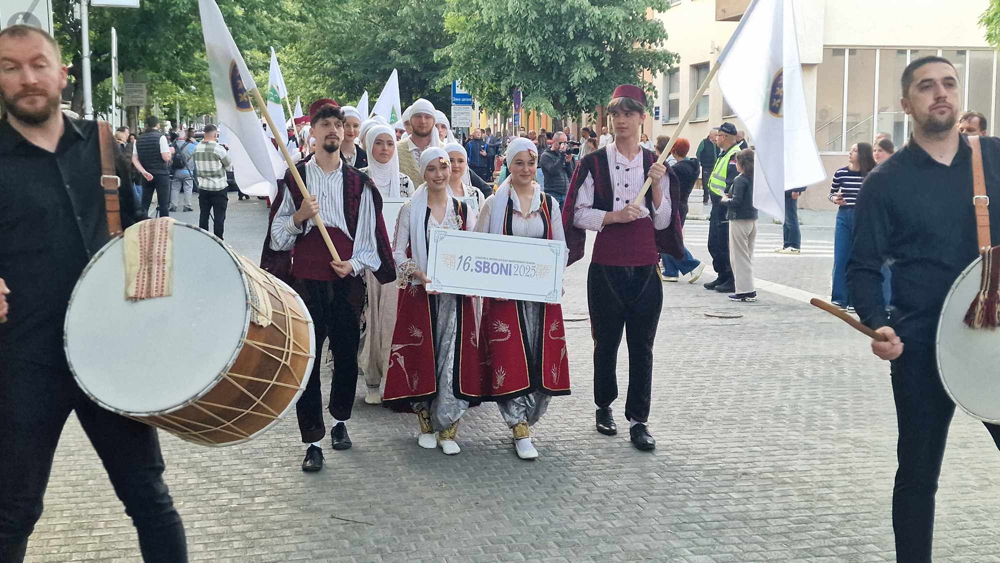 O bosanskom jeziku, historiji, razvoju, identitetu, dijalektima govorili su brojni profesori iz Srbije, Crne Gore, Turske, Kosova, SAD-a i Bosne i Hercegovine