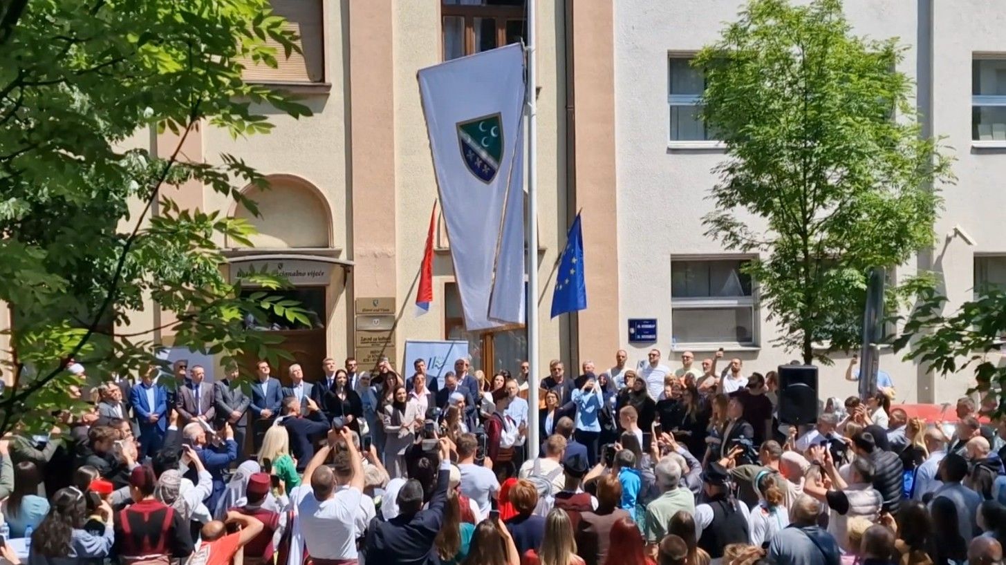 Politika Srbije jeste takva da je ukinula studijski program izučavanja bosanskog jezika iako je on postojao