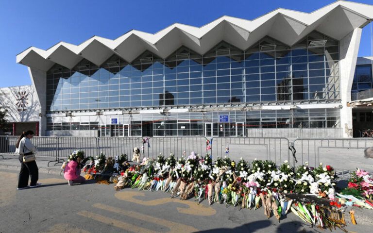 Nepoznati muškarac uhvaćen je kako urinira po svijećama i cvijeću za nastradale u padu nadstrešnice u Novom Sadu.