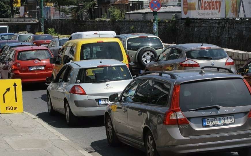Počelo novo asfaltiranje Obale Kulina bana, saobraćajnica zatvorena, stvaraju se gužve