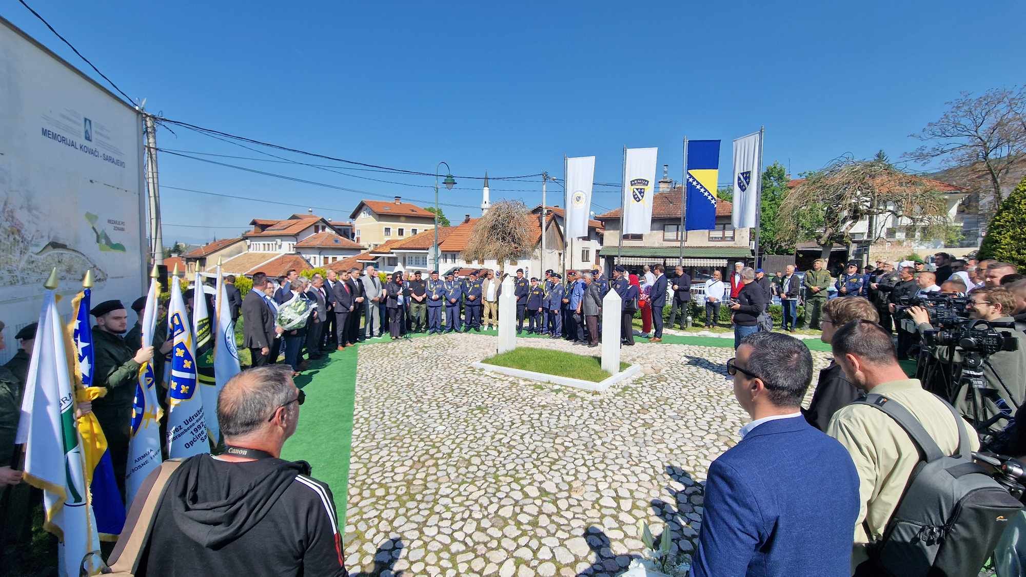 Zločinac traži da se odreknemo svoje vjere, da bi oni bili mirni. Pa nismo pristali '92 da budemo žrtve, pa nećemo ni sad. 