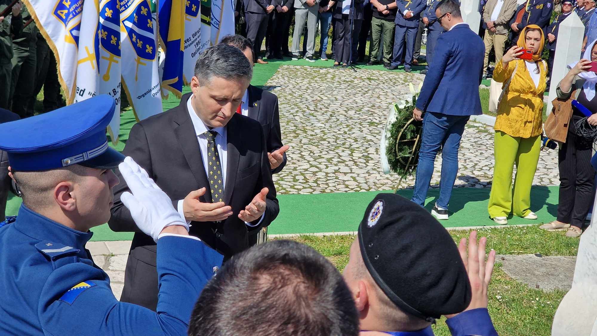 Zločinac traži da se odreknemo svoje vjere, da bi oni bili mirni. Pa nismo pristali '92 da budemo žrtve, pa nećemo ni sad. 