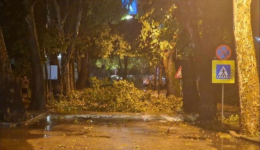 Upozoravaju se vozači da vožnju maksimalno prilagode trenutnim uslovima na cestama te da poštuju sve saobraćajne propise