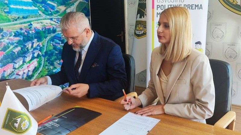 Cjelokupan proces izrade Strategije vodit će Institut za razvoj mladih “Kult” u saradnji sa nadležnom općinskom službom i uz učešće relevantnih aktera.