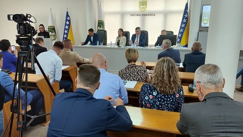 Vijećnici su usvojili Izvještaj o provedenim izborima za članove Savjeta mjesnih zajednica, te verifikovali mandate članova Savjeta mjesnih zajednica