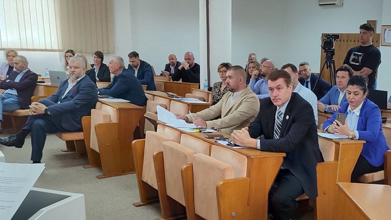 Vijećnici su usvojili Izvještaj o provedenim izborima za članove Savjeta mjesnih zajednica, te verifikovali mandate članova Savjeta mjesnih zajednica