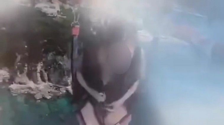 Na snimku koji traje oko tridesetak sekundi vidi se djevojka u kupaćem kostimu kako se drži za sajle