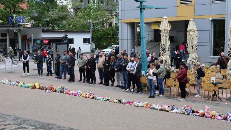 Lokalne vlasti u Prijedoru, uprkos upornim zahtjevima roditelja i aktivista, još uvijek odbijaju dati dozvolu za podizanje spomenika...