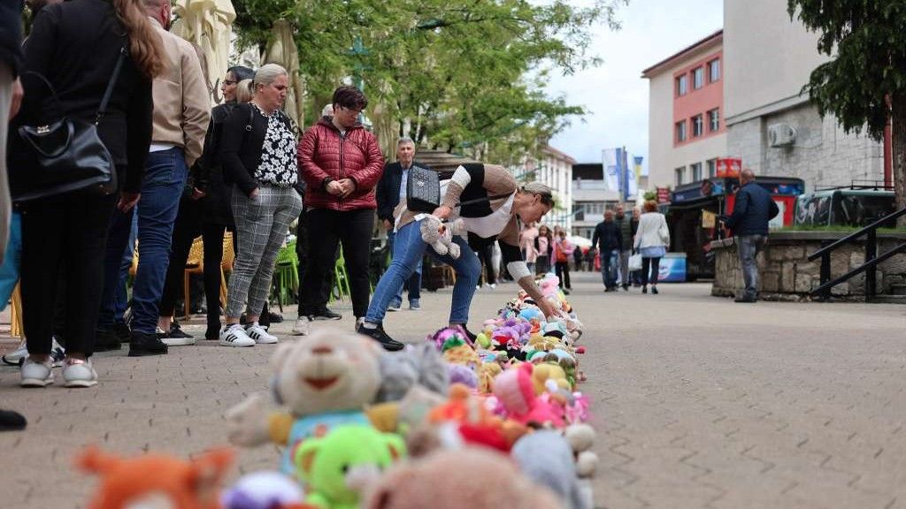 Lokalne vlasti u Prijedoru, uprkos upornim zahtjevima roditelja i aktivista, još uvijek odbijaju dati dozvolu za podizanje spomenika...