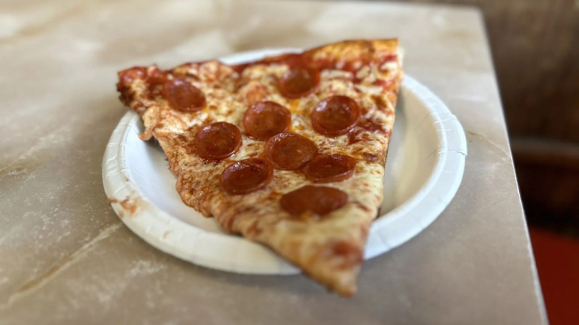 On je objasnio da uobičajena metoda zagrijavanja u mikrovalnoj pećnici ne uspijeva jer pizza ostane žilava, a ne pomaže ni zagrijavanje u rerni jer onda sve postane hrskavo