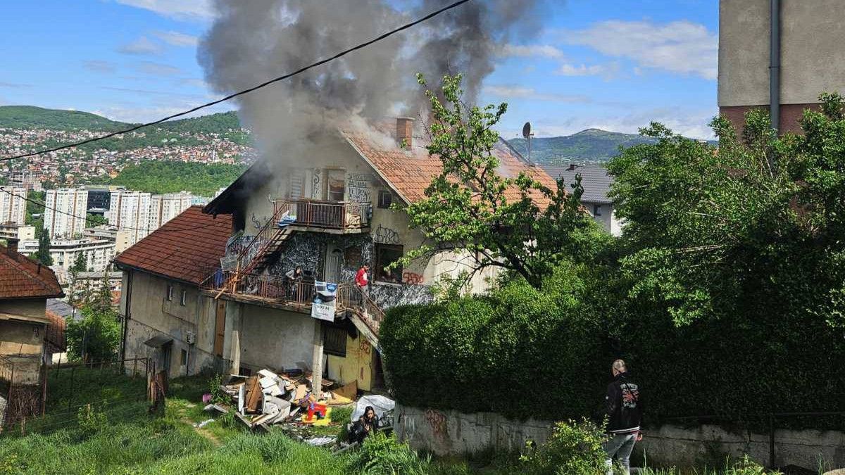 Riječ je o kući u kojoj nisu riješeni imovinsko-pravni odnosi, i u kojoj je, do danas, više osoba izgubilo život zbog konzumiranja narkotika. 