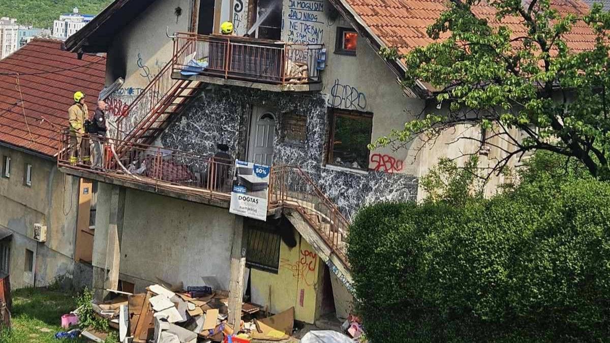 Riječ je o kući u kojoj nisu riješeni imovinsko-pravni odnosi, i u kojoj je, do danas, više osoba izgubilo život zbog konzumiranja narkotika. 