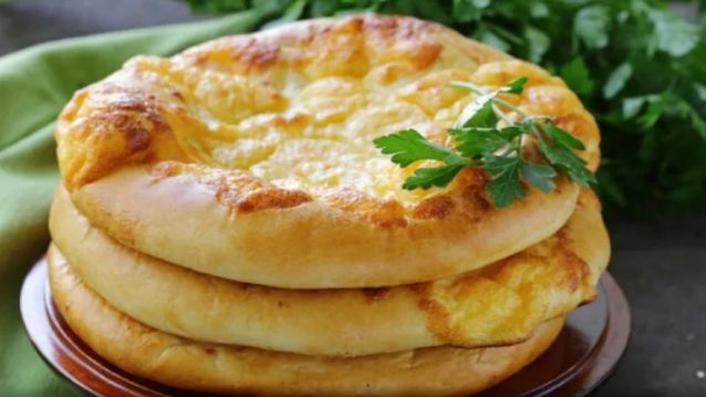 Priprema je jednostavna, a potrebni su vam samo osnovni sastojci koje vjerovatno već imate kod kuće. Najljepše od svega? Tijesto se lako mijesi, a rezultat je više nego ukusan