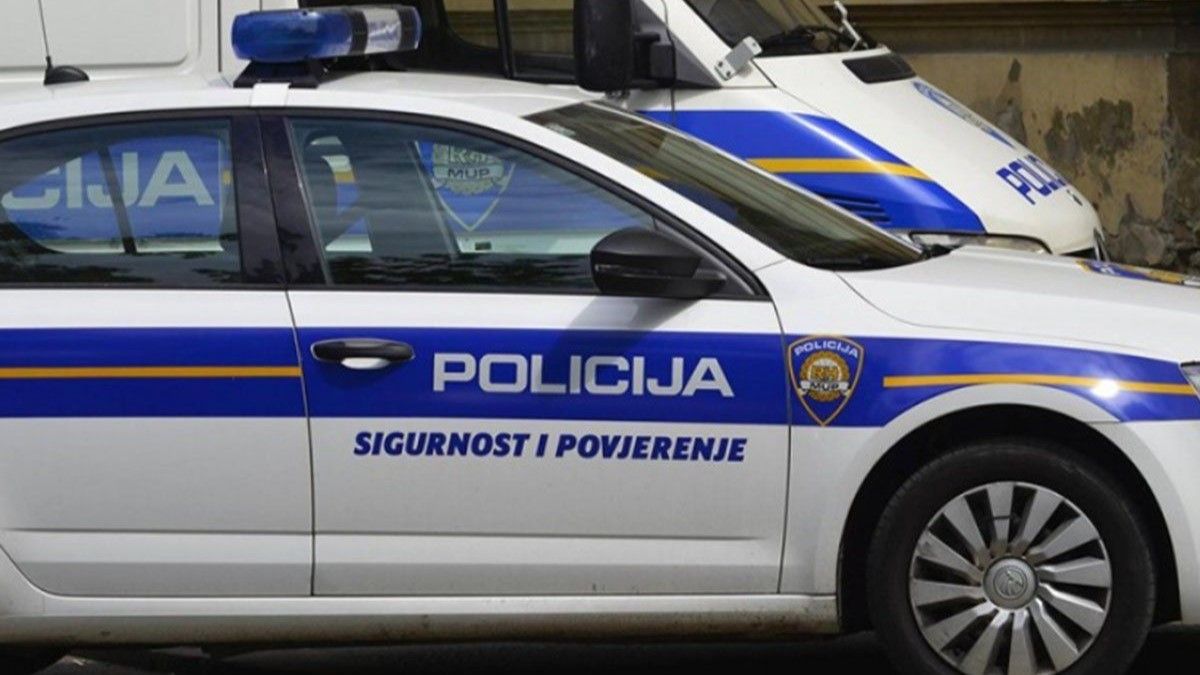 Tijelo muškarca je prevezeno u pulsku bolnice radi obdukcije i utvrđivanja tačnog uzroka smrti