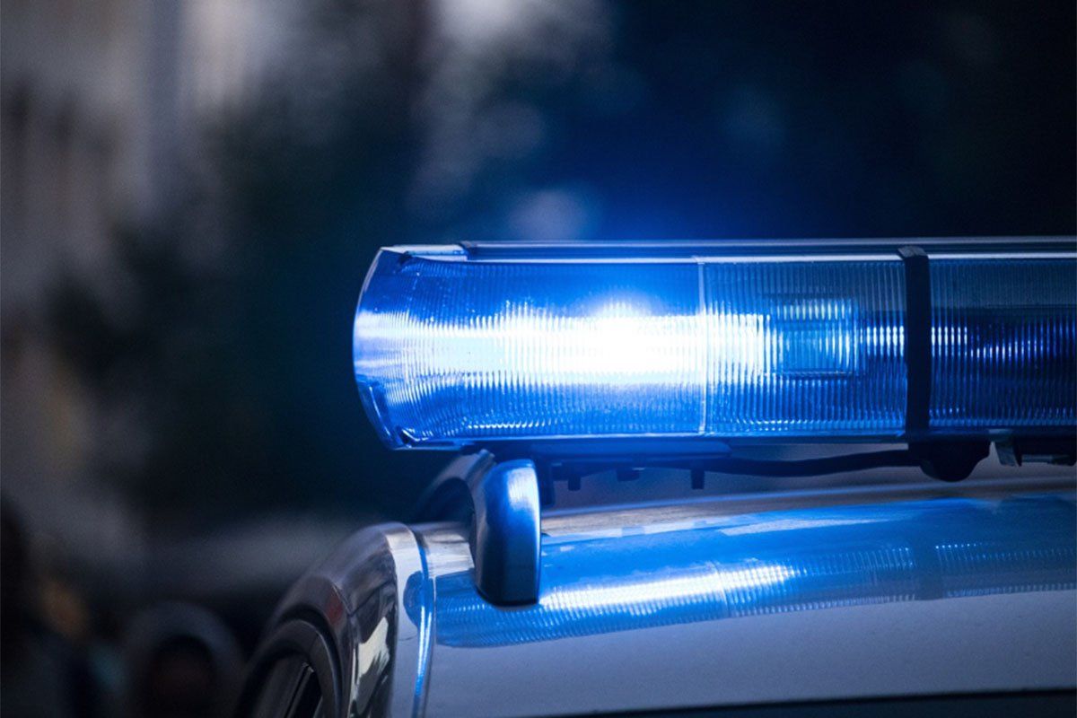 Hitna pomoć je na licu mjesta konstatovala smrt vozača putničkog vozila.