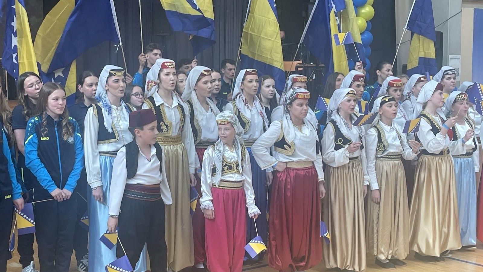 Tokom folklornog dijela večeri pored domaćina i njihovih folklornih sekcija, igrama iz BiH, ali i igrama iz regiona predstavile su se i folklorone sekcije