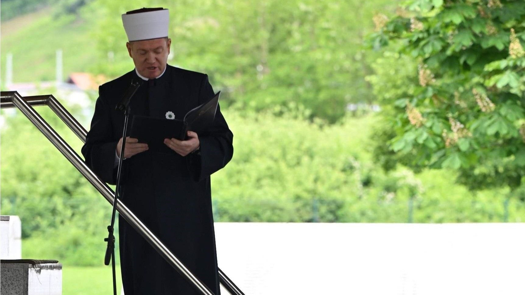 U hutbi je naglasio da su žrtve genocida šehidi čiju nevinost i čistoću simbolizira upravo ta bjelina nišana      