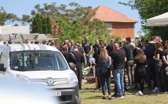 Sahrani je prisustvovalo nekoliko stotina ljudi, uglavnom članova porodice, rodbine, prijatelja i komšija