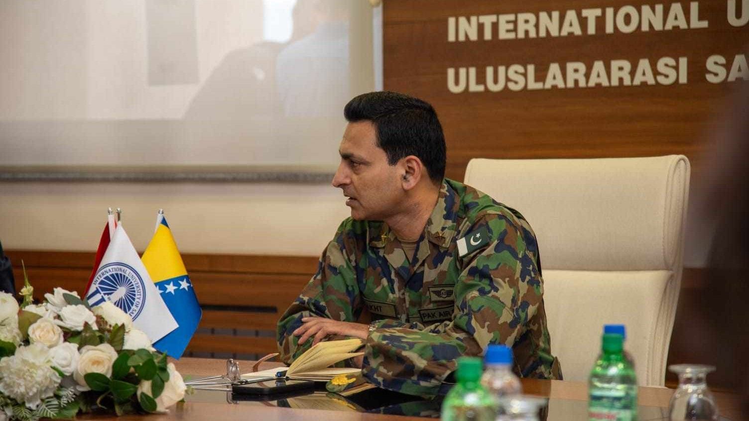 U svom pozdravnom govoru, dr. Preljević je izrazio iskrenu zahvalnost Pakistanu, prisjećajući se njegove dosljedne podrške Bosni i Hercegovini tokom i nakon rata 1990-ih. 