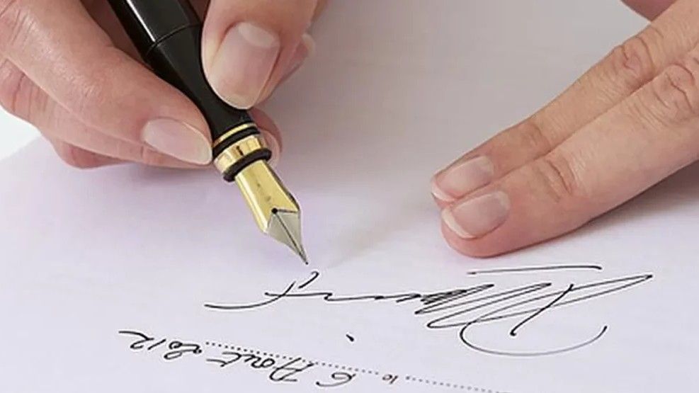 Sve češće možemo vidjeti da ljudi prilikom potpisivanja podvlače svoje ime. Iako mnogi to smatraju pukim stilskim izrazom, ova navika može otkriti dublje crte ličnosti.