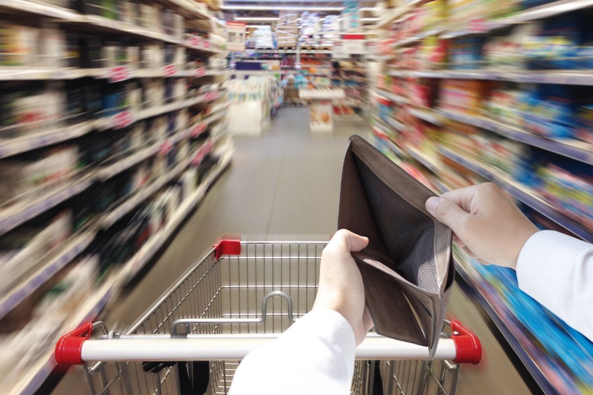 . Inflacija ne pita za obećanja, ne sluša govore i ne čeka „nove mjere“ – ona nastavlja da prži džepove i briše granicu između preživljavanja i siromaštva