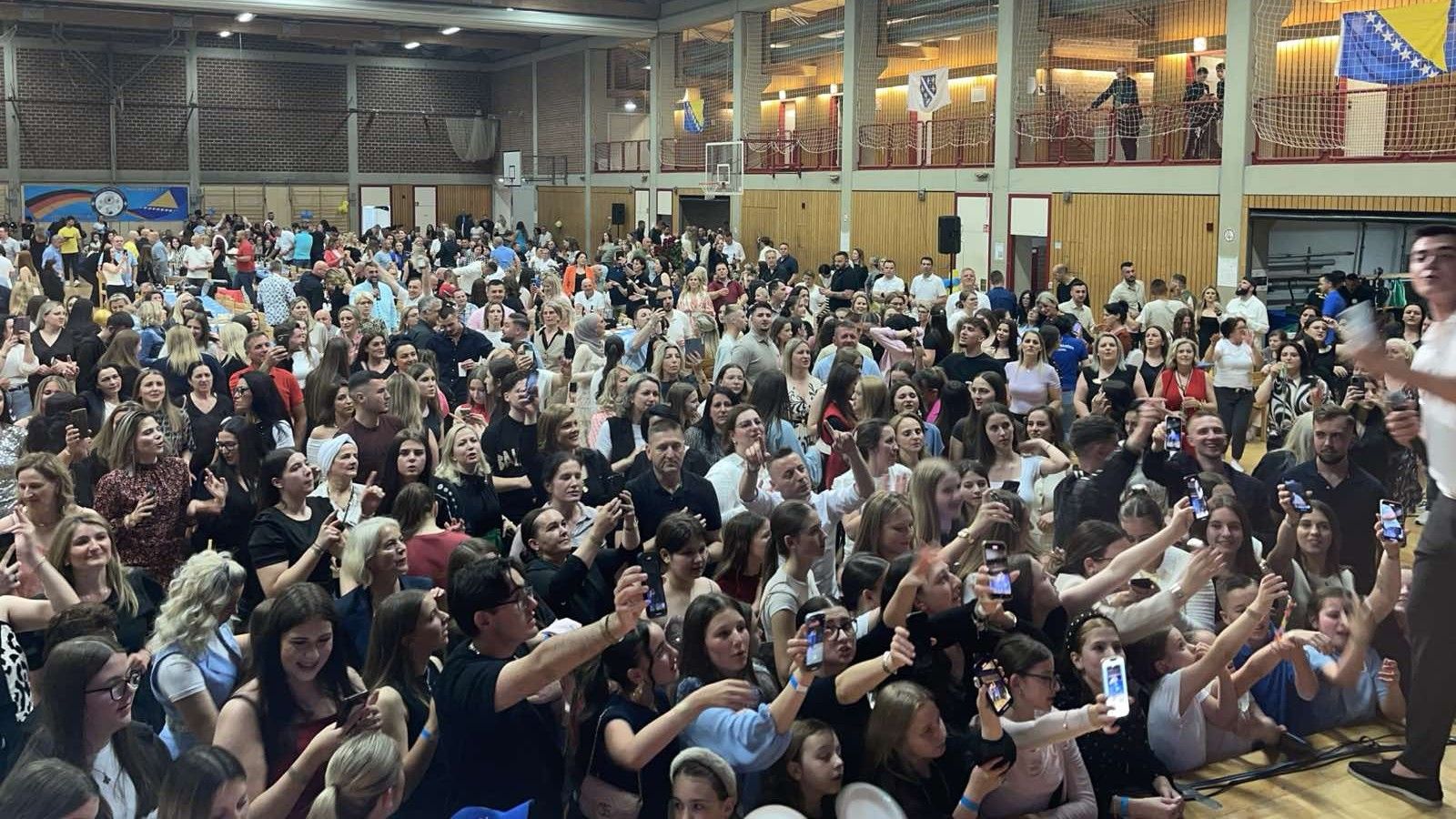 Tokom folklornog dijela večeri pored domaćina i njihovih folklornih sekcija, igrama iz BiH, ali i igrama iz regiona predstavile su se i folklorone sekcije