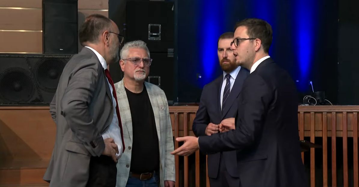 U javnosti se brzo proširila sumnja da se iza cijele odluke krije plan za rušenje starog dijela Skenderije i izgradnju luksuznih objekata. 