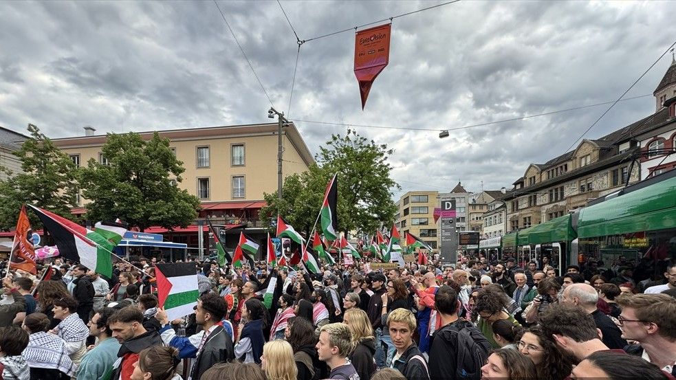 Na ulice je izašlo nekoliko stotina propalestinskih demonstranata, noseći palestinske zastave i transparente s porukama solidarnosti.