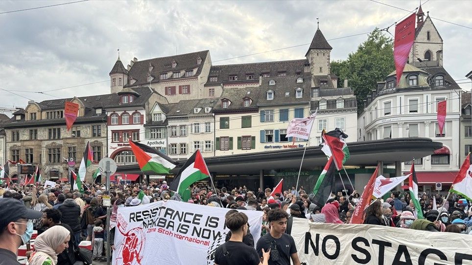 Na ulice je izašlo nekoliko stotina propalestinskih demonstranata, noseći palestinske zastave i transparente s porukama solidarnosti.