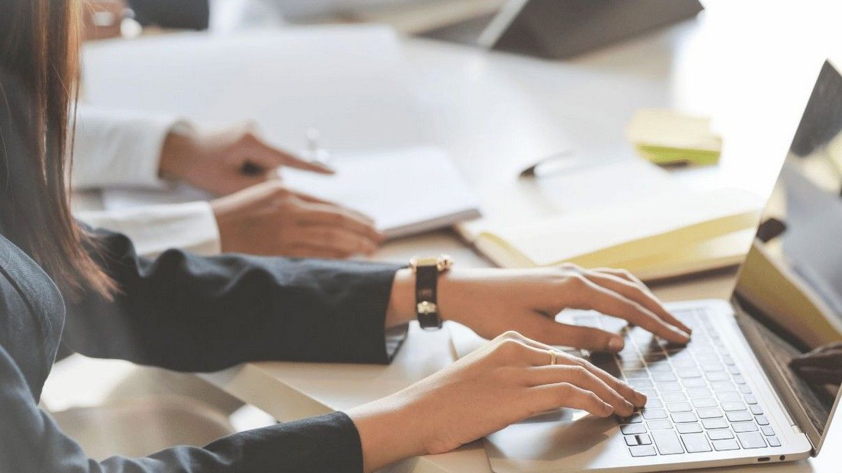 Međutim, stvari nisu išle u Cliffordovu korist nakon što je tribunal za zapošljavanje odbacio njegovu tvrdnju