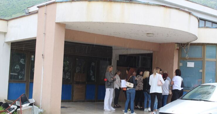 Njih su, kako kažu, još krajem aprila pozvali da potpišu sporazumno rješenje o otkazu, iako, kako tvrde, ono nije bilo ni sporazumno