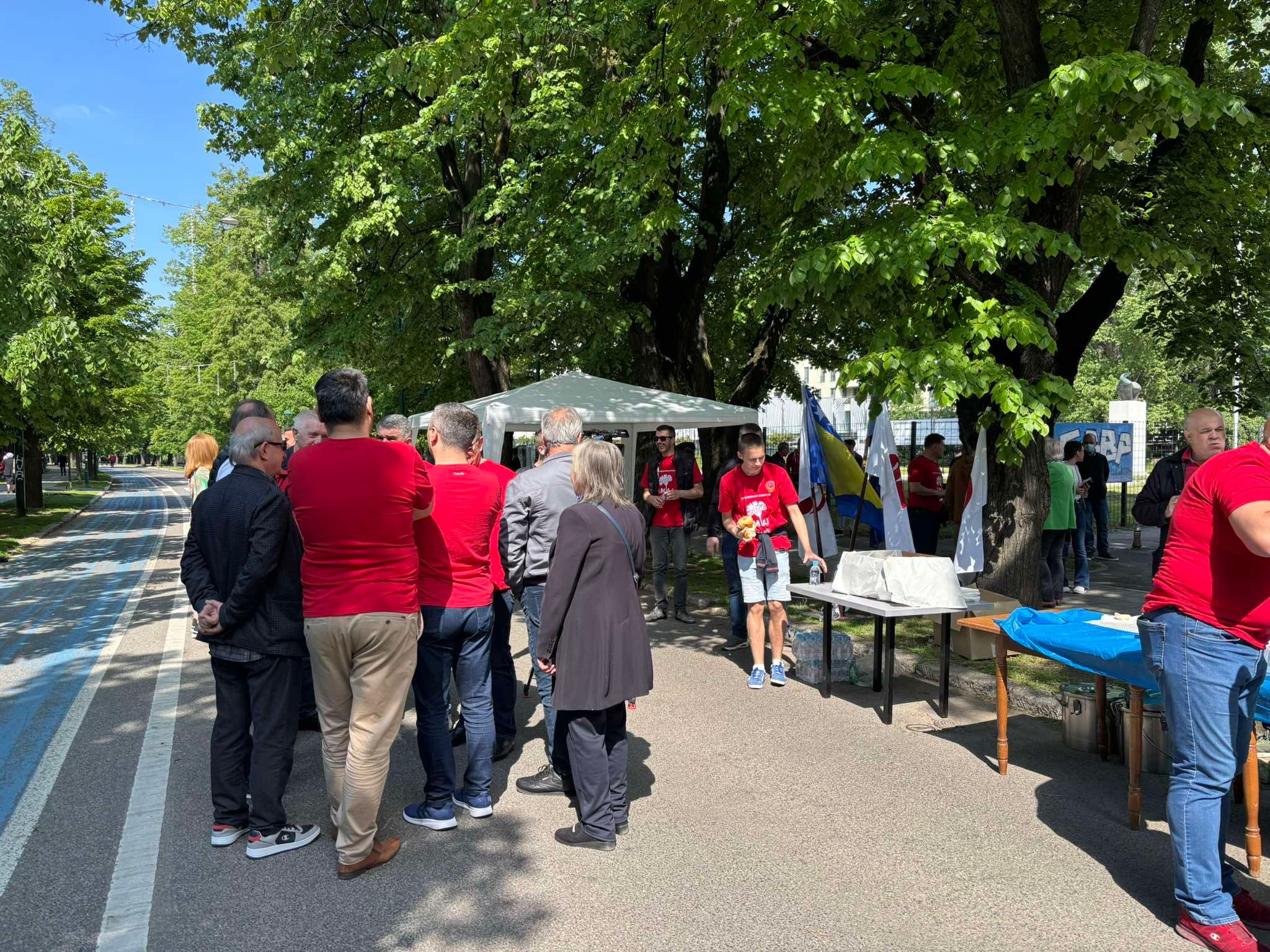 Vrijedna ekipa iz organizacije pipremila je grah za okupljene.  Građani su uživali u lijepom prvomajskom jutru uz muziku, razgovor i dobro raspoloženje. 