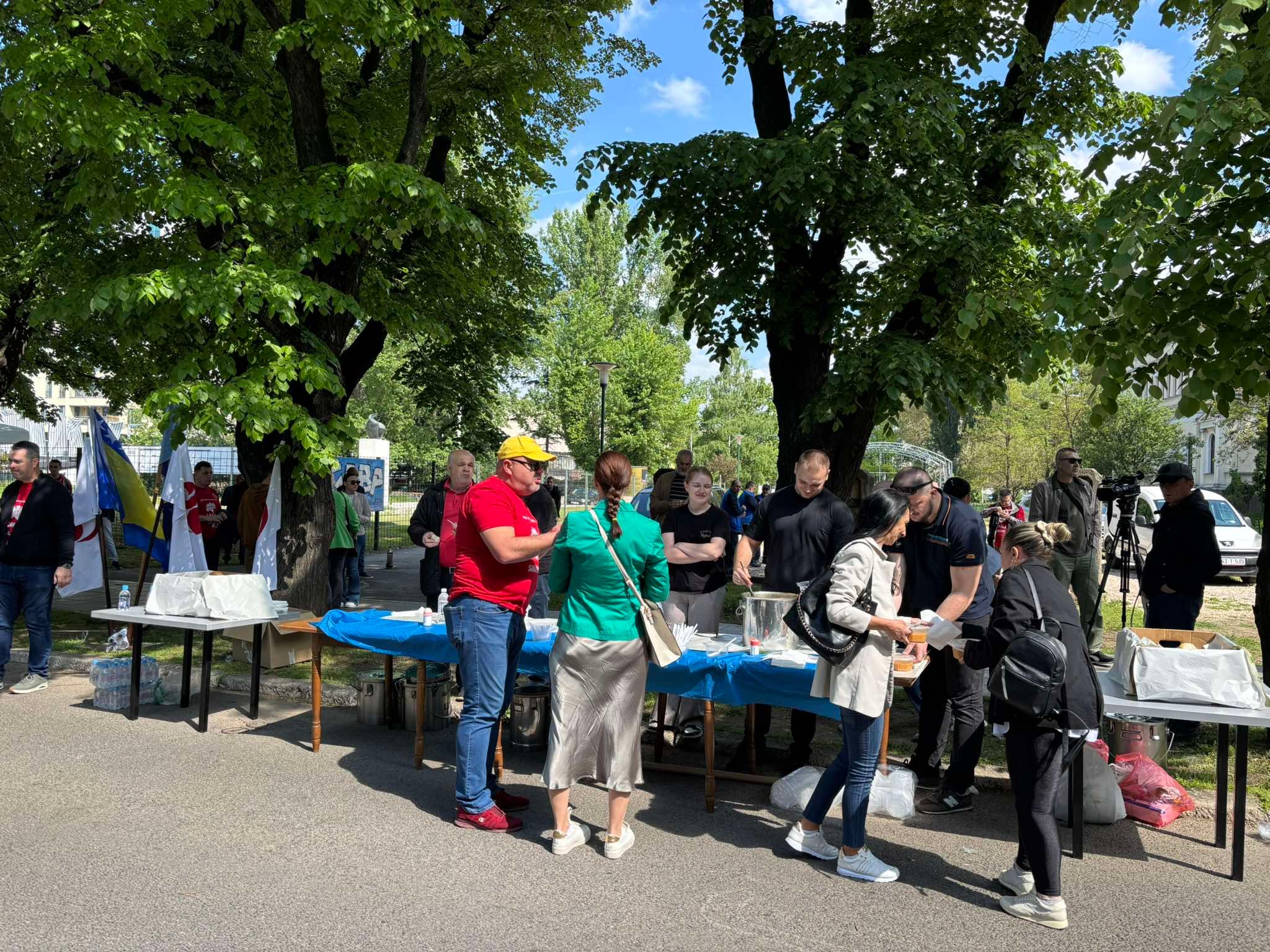 Vrijedna ekipa iz organizacije pipremila je grah za okupljene.  Građani su uživali u lijepom prvomajskom jutru uz muziku, razgovor i dobro raspoloženje. 