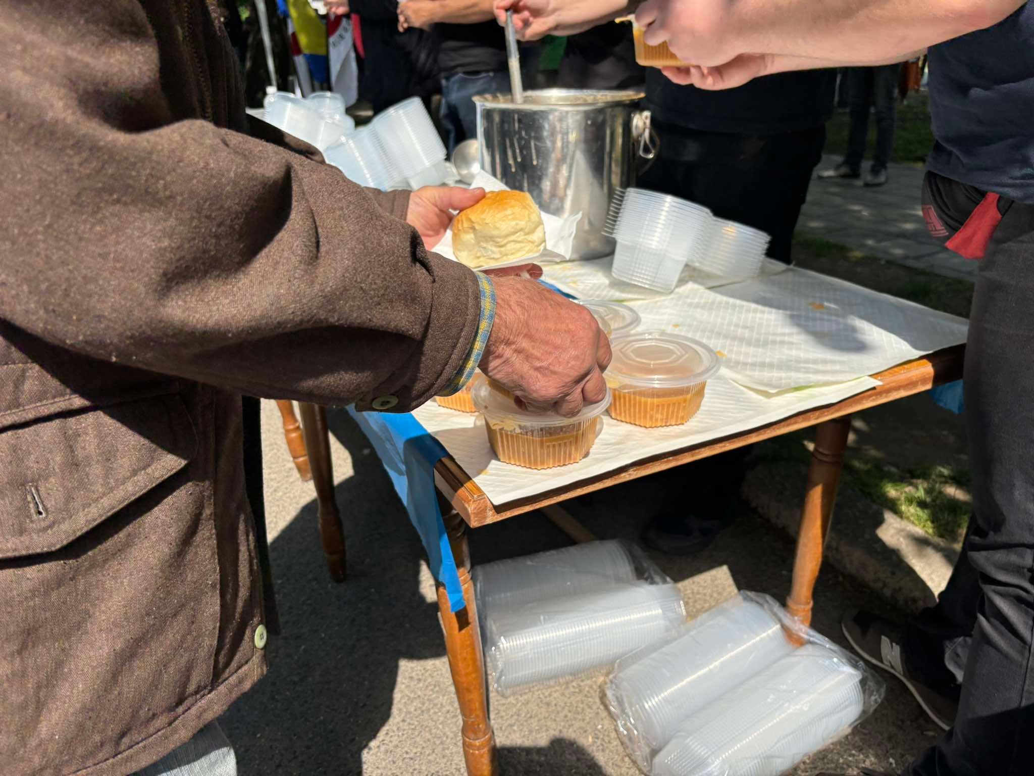 Vrijedna ekipa iz organizacije pipremila je grah za okupljene.  Građani su uživali u lijepom prvomajskom jutru uz muziku, razgovor i dobro raspoloženje. 