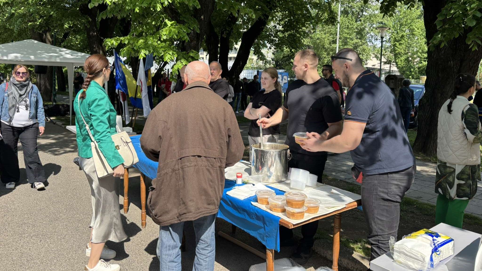 Vrijedna ekipa iz organizacije pipremila je grah za okupljene.  Građani su uživali u lijepom prvomajskom jutru uz muziku, razgovor i dobro raspoloženje. 