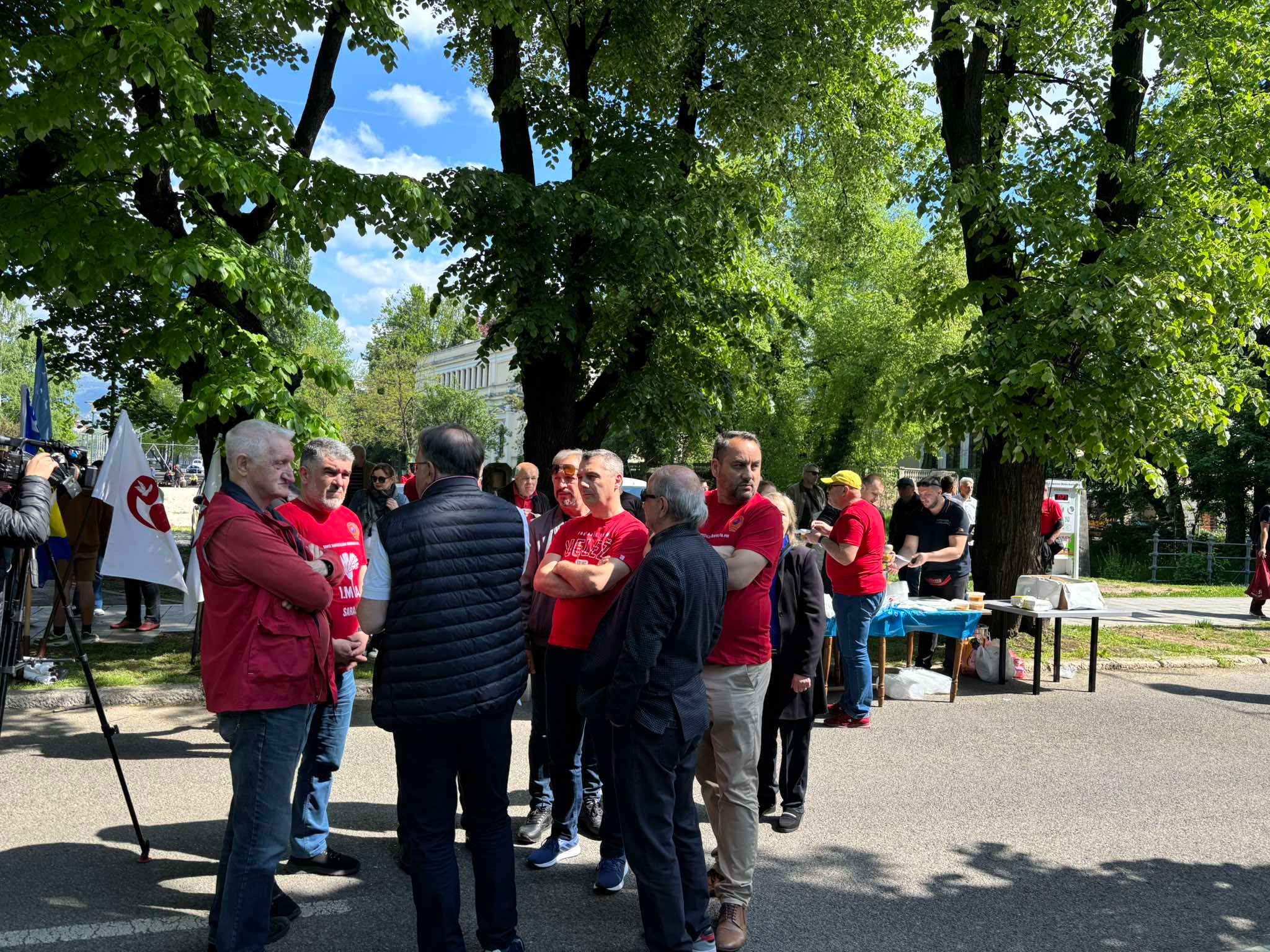 Vrijedna ekipa iz organizacije pipremila je grah za okupljene.  Građani su uživali u lijepom prvomajskom jutru uz muziku, razgovor i dobro raspoloženje. 
