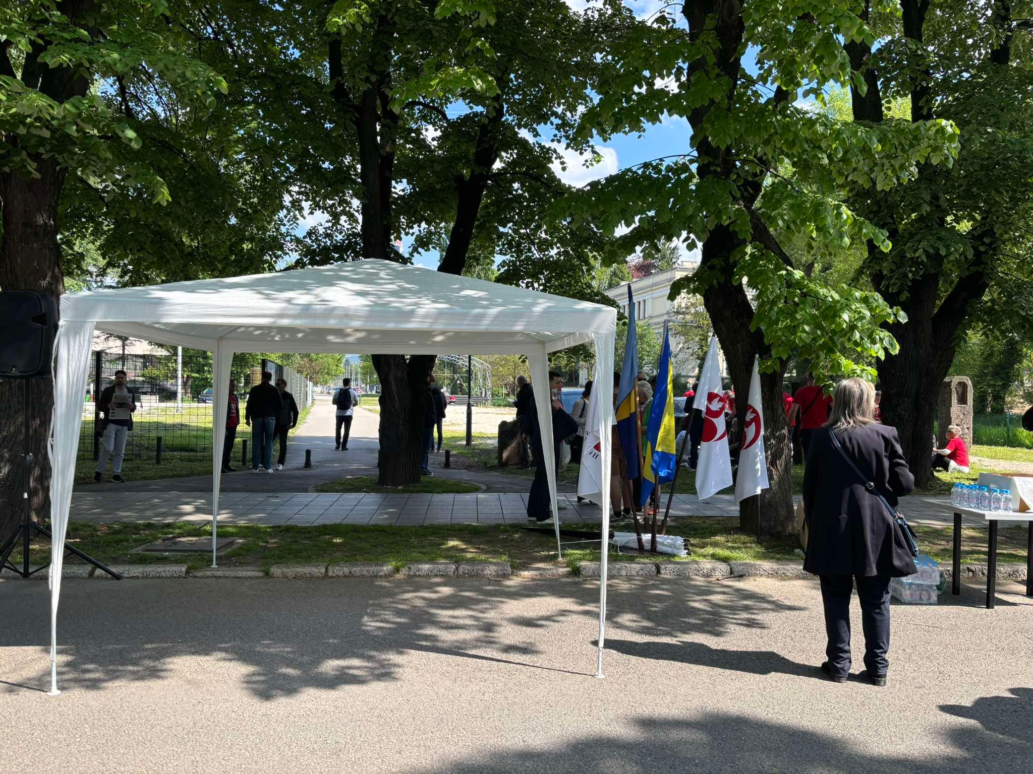 Vrijedna ekipa iz organizacije pipremila je grah za okupljene.  Građani su uživali u lijepom prvomajskom jutru uz muziku, razgovor i dobro raspoloženje. 