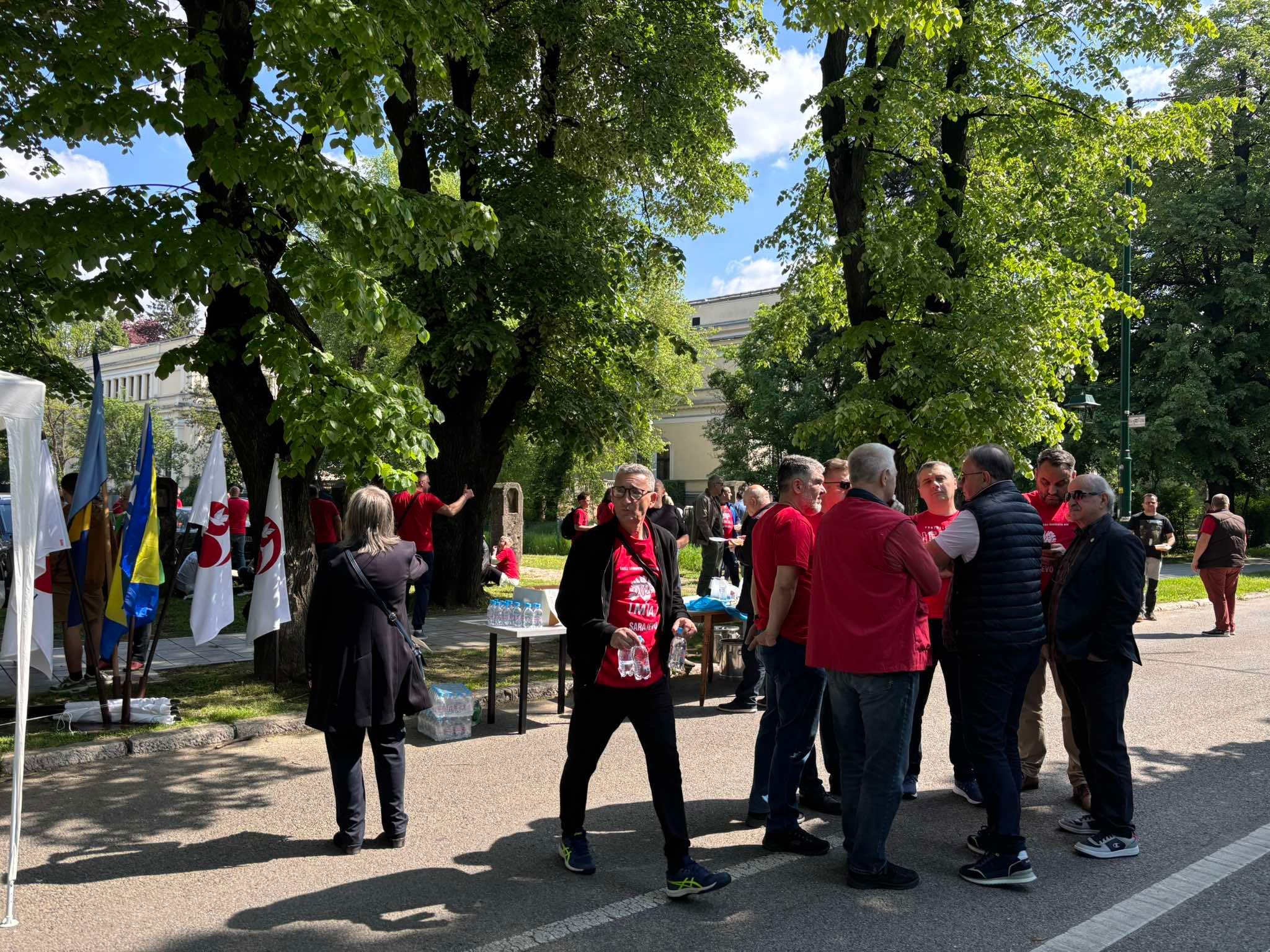 Vrijedna ekipa iz organizacije pipremila je grah za okupljene.  Građani su uživali u lijepom prvomajskom jutru uz muziku, razgovor i dobro raspoloženje. 