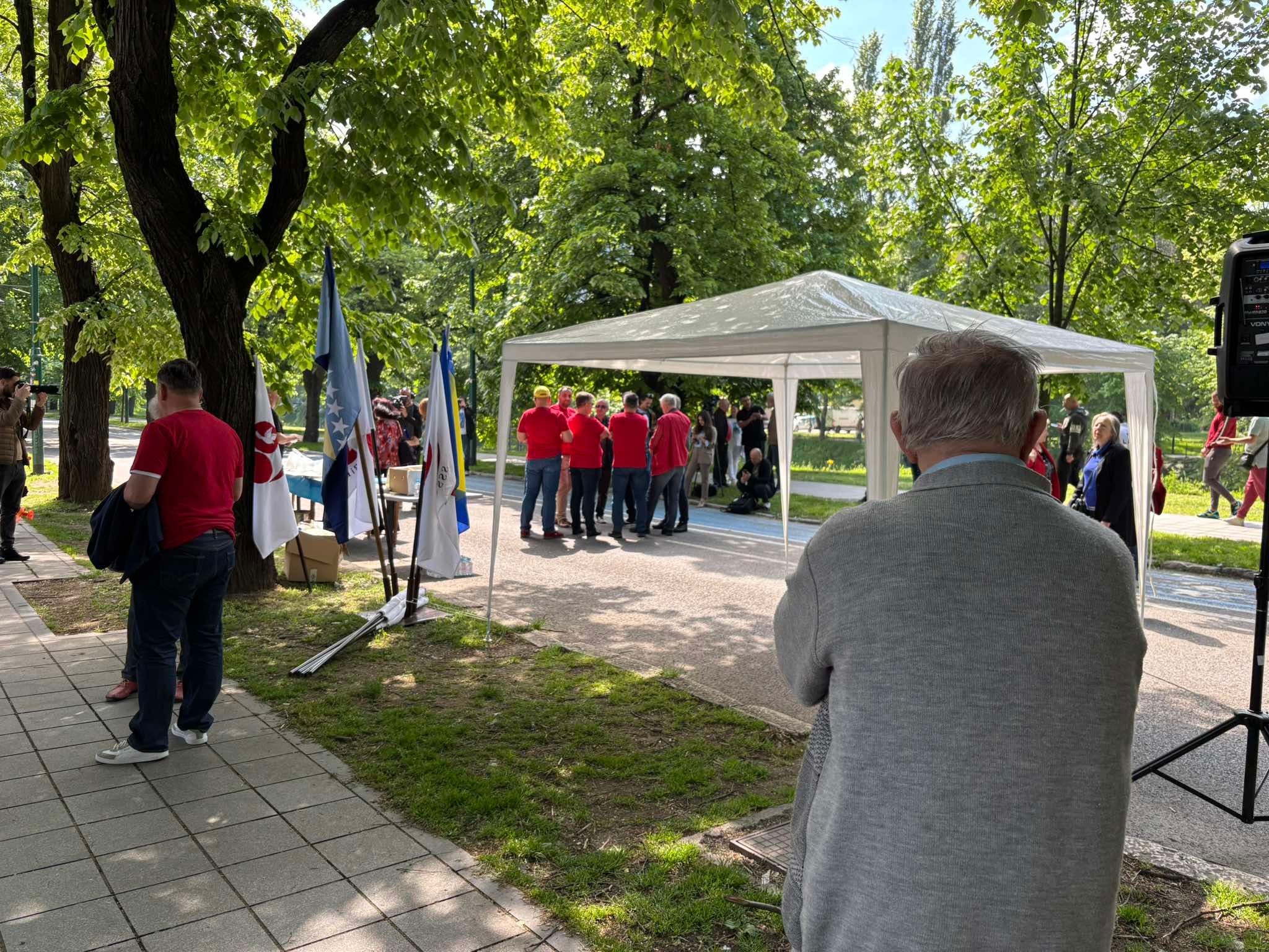 Vrijedna ekipa iz organizacije pipremila je grah za okupljene.  Građani su uživali u lijepom prvomajskom jutru uz muziku, razgovor i dobro raspoloženje. 